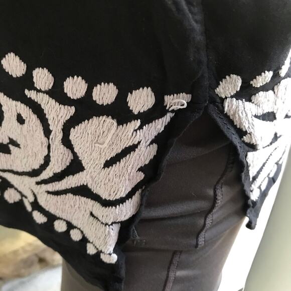 ANUA Embroidered  Black White Floral Bird Short Sleeve Shirt Women's Size S - Picture 5 of 8